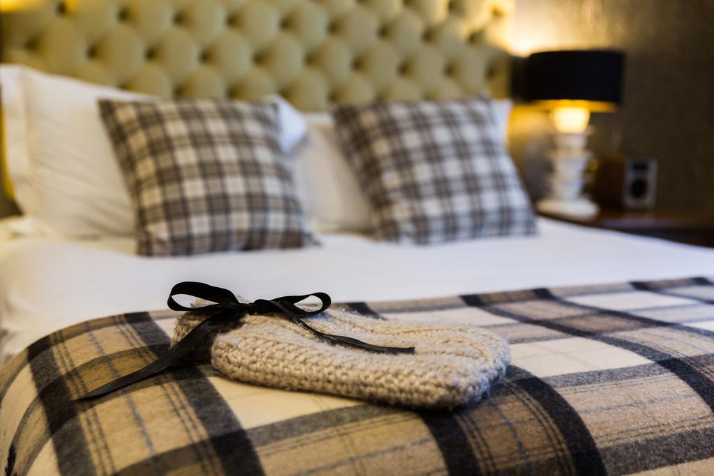 Hotel The Millstone, Mellor Blackburn  Habitación foto A bed with a throw
